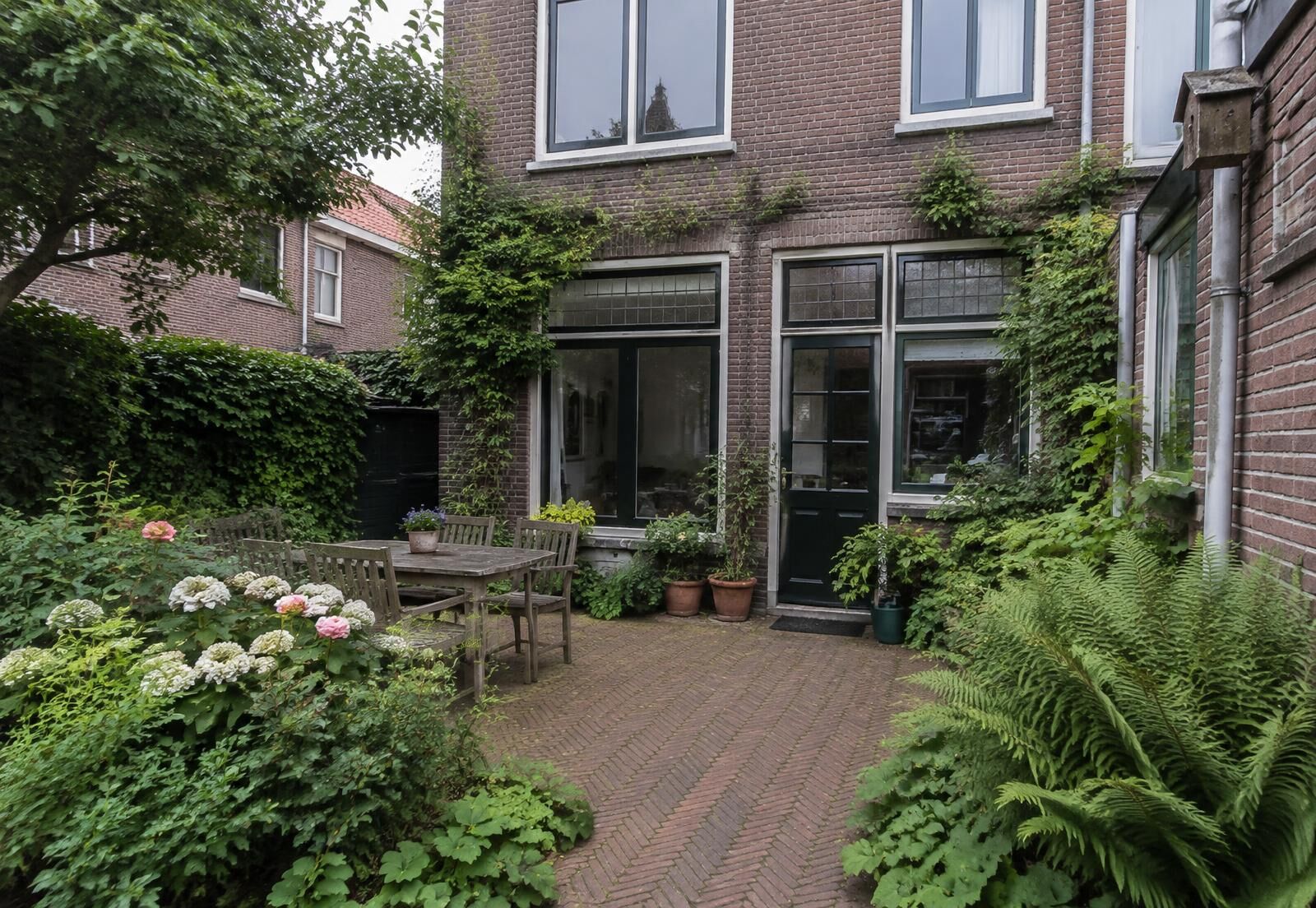 Klassieke tuin met gebakken klinkers