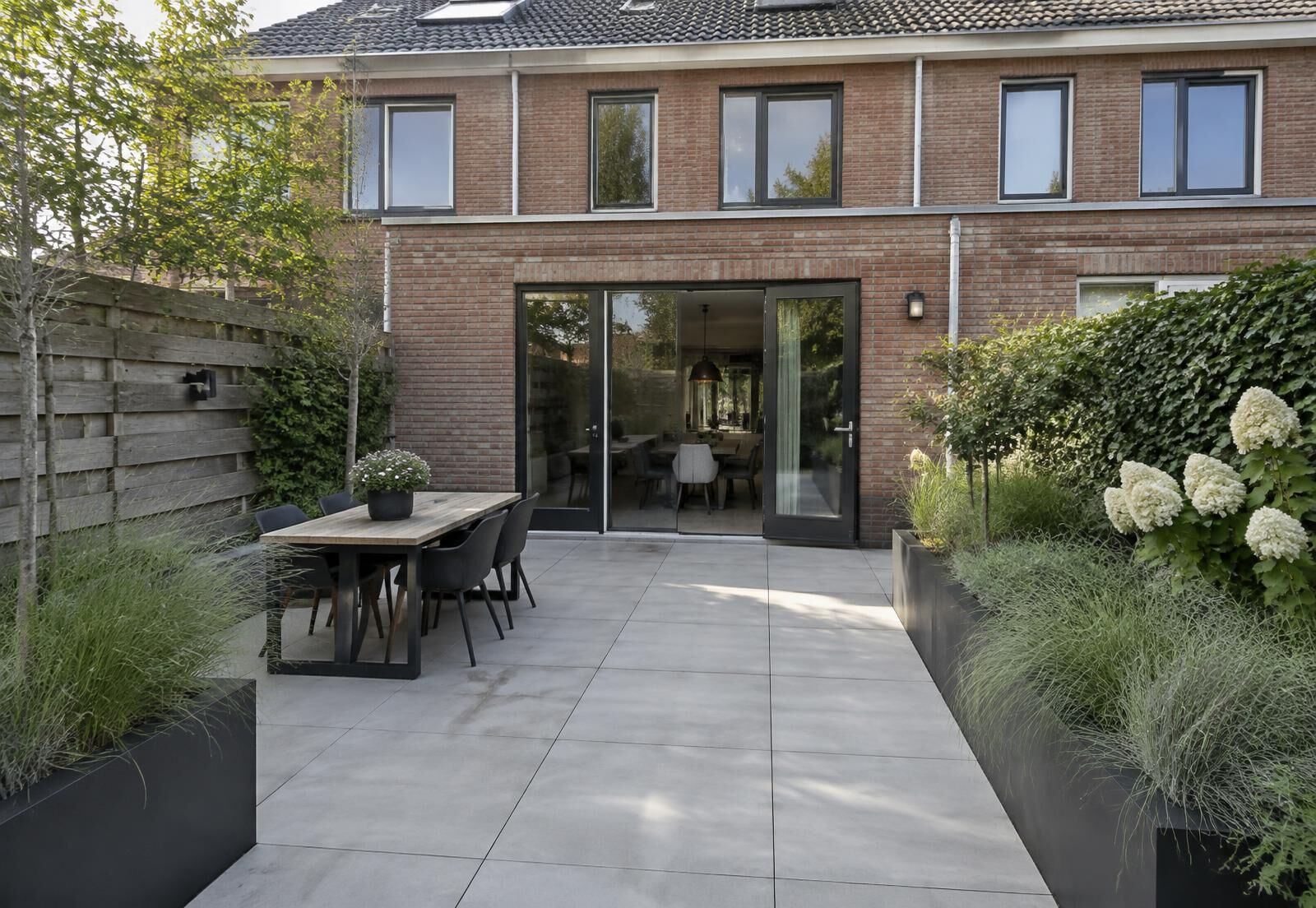 Moderne achtertuin met keramiek